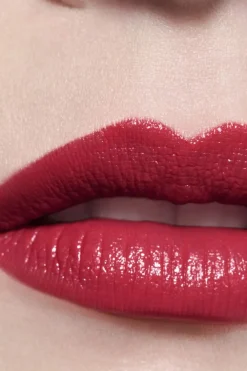 Online FARBINTENSIVER LIPPENSTIFT. KONZENTRIERTE LEUCHTKRAFT UND PFLEGE. REFILLABLE Lippenstifte